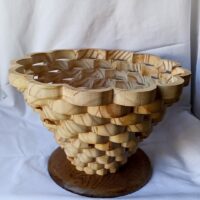 Grand panier tressé sur socle